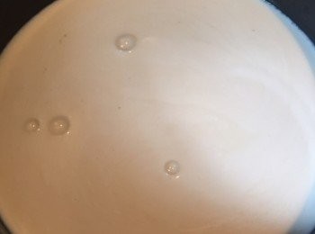 step3: 倒入椰奶及鮮奶，煮至微滾冒泡立即熄火。放涼約十分鐘。