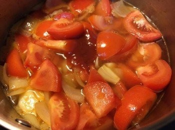 step3: 之後落清水、茄汁、茄膏, 滾後轉細火煮約30分鐘