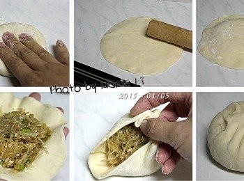 step5: 取一份麵糰輕壓後擀成外薄內厚的小圓餅
包進餡料，延著邊緣抓出皺摺往中間收攏並捏合