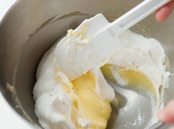 step10: 把鮮奶油倒入缽盆，底部隔著冰水，打到8分發泡，輕輕地將4的<span class="group_2">檸檬慕斯</span>再攪拌一下後，與發泡鮮奶油拌在一起，做成檸檬奶油。