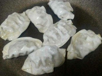 step1: 餃子解凍, 熱鑊下油, 放入餃子, 中火煎至底部變金黃