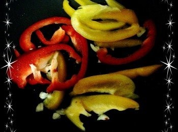 step9: 把蒜末倒入鍋中爆香,再放入彩椒炒熟即可.