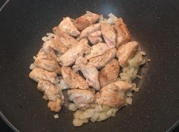 step3: 將鍋中間空出來，放<a href="https://bit.ly/3EZL8dD" target="_blank" data-keyword="雞胸" class="guide-link"><strong>雞胸</strong></a> <span style="display:inline-block;vertical-align:middle;margin-top:-3px;color:initial;border-radius:3px;padding:2px 3px;font-size:12px;line-height:14px;background:#87d300;color:#fff;">即買</span> 肉下去煎上色。