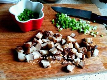 step6: 冬菇切粒(浸冬菇水留用) , 蔥白及青蔥同切粒