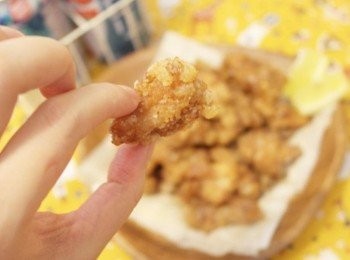 step6: 一口炸雞..一口啤酒~~這就是人生!!!!! 咬下去滿滿的肉汁會讓人欲罷不能啦&gt;/////"