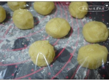 step12: 將麵團分成每個25公克並塑成圓球狀，捏好的麵團以保鮮膜蓋住以免乾裂。