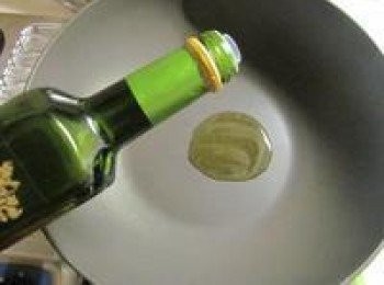 step2: 熱鍋加入美麗媞妮特級初榨橄欖油