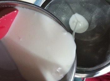 step5: 然後將粉漿過一次篩,確保沒有粉粒