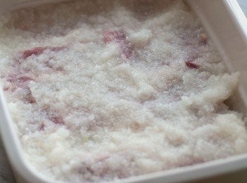 step6: 將（4）倒入牛仔骨中，拌勻並擱置一個小時。