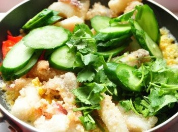 step8: 將拌炒<span class="group_1">食材</span>及香酥花枝一起放入鍋中