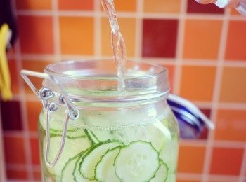 step3: 薄荷葉洗淨，全部材料和水加到玻璃樽，放入雪櫃8小時以上即成。