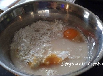 step2: 2A ) 除了鹽、水及酵母外，把所有材料放入不銹鋼大碗內
2B ) 酵母水倒入量杯內，加入室溫水至150毫升
註: 水1克=1毫升
2C ) 除鹽外把所有材料搓揉成團狀，見水份被吸收後，加入鹽一起搓揉至麵團光滑