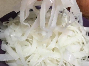 step2: 用手把河粉撕開一條條, 那炒既時候上色會比較均勻, 而且炒完唔會黐埋一嚿