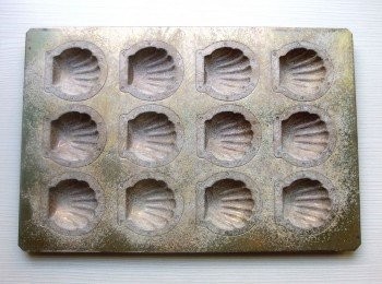 step8: 撒上一層薄薄的麵粉。再將多餘的粉類拍除。