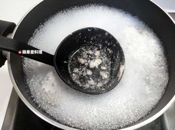 step2: 排骨下鍋燙10分鐘後取出（過程中要將浮沫撈起來）。