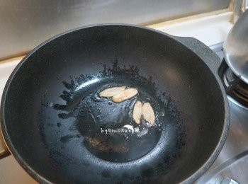 step2: 起鍋少許油.爆香薑片.
