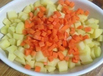 step2: 馬玲薯切丁，紅蘿蔔切比馬玲薯小ㄧ點的丁，入蒸籠蒸25分鐘