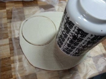 step7: 急凍酥皮略為解凍,用一個圓型杯吸出一塊圓型(酥皮不要解凍太耐,否則會太軟難控制)