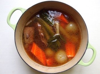 step5: 煮滾後撈除表面的浮末雜質,蓋上鍋蓋轉小火慢燉50分鐘。燉煮完成前加入海鹽調味。