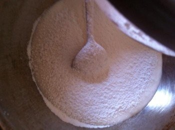 step3: 取出一個較深的碗，把融化的雪糕加入。