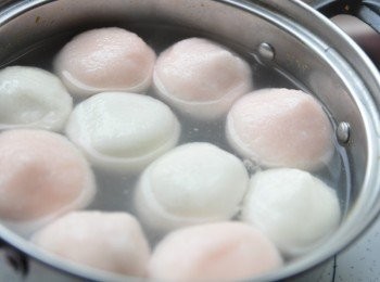 step2: 水滾後，放入湯圓滾煮至浮起即可關火撈起