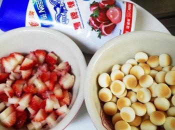 step2: 草莓洗淨切小丁備用