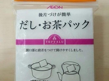 step6: 白胡椒粒用布蓋著然後用刀拍碎，放入茶袋裏