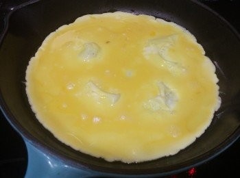 step3: 雞蛋發勻，用平底鑊煎成蛋餅再切絲備用