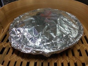 step13: (蓋上鍚紙妨倒汗水)隔水蒸至焾,約2小時(要留意有冇乾水)