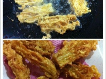step3: 把金針菇撕開一小束，沾上調好的炸漿麵糊，然後下鍋油炸，炸至金黃色盛起，吸乾油分即可。