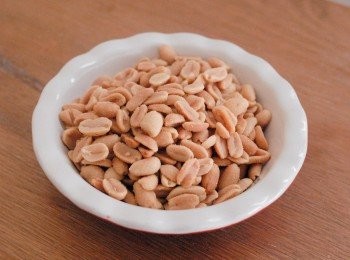 step1: 用普通去衣花生或烤過的花生都可以，烤過的花生味道更香。可將花生放入170度焗爐，焗約10分鐘即可 （*花生份量可自行加減）