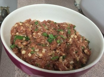 step2: 豬肉用醃料醃30分鐘（蛋白除外）    /   下馬碲粒，蛋白用手混合    /     最後加入切碎的金不換葉撈勻