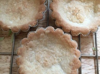 step2: 撻皮放入冰箱冷藏約20分鐘，烤箱預熱180度。 取出撻皮，放入烤箱烘烤約10分鐘，取出。