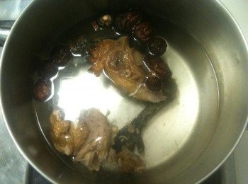 step1: 取出湯鍋，將雞頭、雞脖子、雞爪、乾香菇和水放入，開大火煮滾。