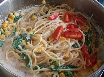 step6: 最後將剛煮好的意粉及車尼茄加入<span class="group_2">醬汁</span>中拌勻即可。