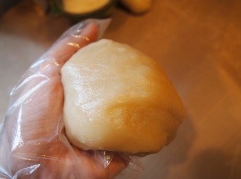 step4: 戴上手套，搓揉粉糰至光滑，桌上鋪不黏布或保鮮紙， 將粉糰平均分成12至16等份(視乎你想包多大顆了)