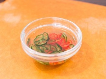 step2: 把辣椒切圈，以冰水浸泡，置於雪櫃備用。