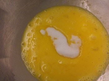 step2: 蛋加糖發勻