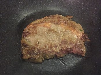 step3: 牛扒用中大火煎，每一分鐘反一次，1吋厚約煎4分半鐘，上碟再靜待4分鐘，就可以到medium rare, 
牛扒靜待完就可以切片，鋪上沙律面，灑上花生碎同加入<span class="group_3">沙律汁</span>就完成！