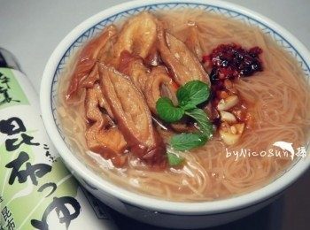 step7: 加入調好的醬汁.依喜好加入辣椒.香菜或九層塔