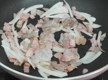 step7: 接著加入蝦仁一起炒炒炒~~~