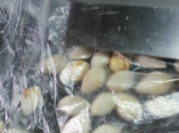 step2: 白果用食物袋裝起,用刀拍一拍去殼