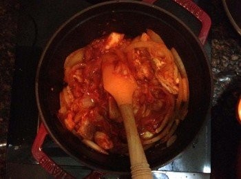 step3: 下麻油將鍋燒熱, 然後放入泡菜、五花腩、洋蔥及部份蔥花, 加入餘下調味料用小火炒到肉變色