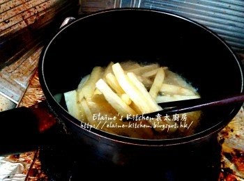 step7: 薯條冷藏後從冰箱取出靜待5分鐘 , 放入油鑊內用中火炸至硬身及微黃色