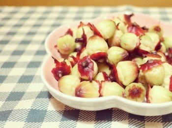 step1: 洛神花先去籽，因為做果醬或者花茶主要都只是用洛神花的花萼，但洛神花籽有豐富的果膠，製作果醬會達到濃稠的效果！