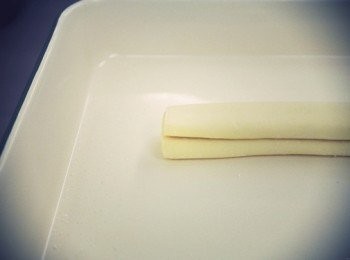 step5: 對摺疊在一塊，交接面稍微用水黏一下並且壓緊。用保鮮膜包起來放入冰箱冷藏約30分鐘。