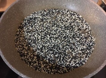 step6: 把黑白芝麻倒入平底鑊中, 以細火慢慢炒香略轉金黃色便可撈起備用