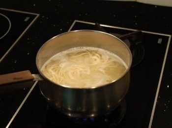 step2: [自製涼麵條]:煮一鍋熱水,煮麵水裡加一點鹽可增加麵條的Q度,再放入麵條煮至8分熟,(煮麵時間可依個人喜愛的Q彈度做增減)。