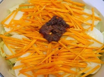 step4: *紅蘿蔔切絲~留四個不切的香菇放在最上層，最後擺盤美觀~ *最上層再灑約1/2匙鹽巴(灑均勻)， 2大匙昆布醬油或魚醬油，1大匙味增~