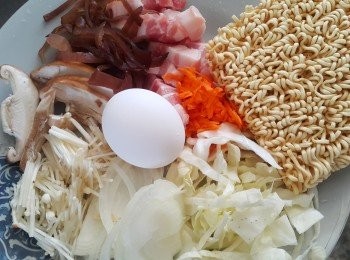 step1: 所有<span class="group_1">食材</span>切絲備好